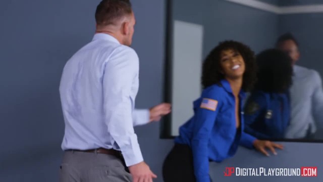 Стройная негритянка с маленькими дойками делает минет качку в тюрьме - #4