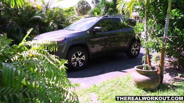 Накаченный тренер порадовал небритую пилотку брюнетки своим членом - #2