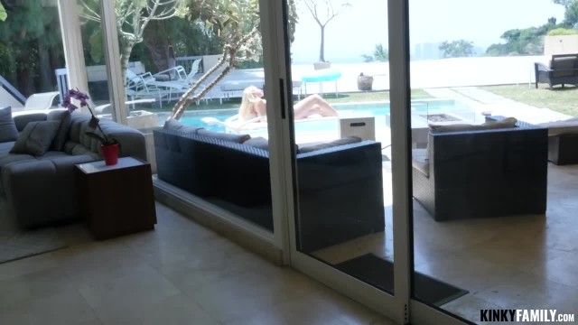 Парень фоткает, как стройная блондинка прыгает на его члене - #1