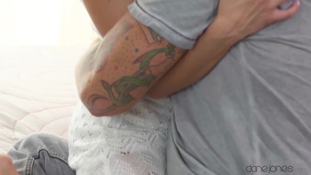 Муж присунул в бритую пилотку член без резинки в миссионерской позе - #1