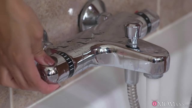 Сисястая бабища устроила лесбийские ласки с двумя студентками - #2