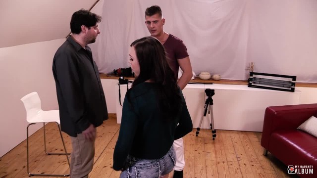 На фотосессии  сисястая брюнетка после траха получила сперму на грудь - #1