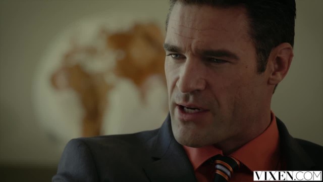 Богатый мужик потрахивает в оргии в дырки двух стройных девушек - #2