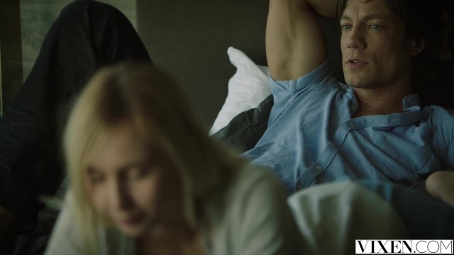 Грудастая блондинка взяла за щёку огромный член парня сестры - #2