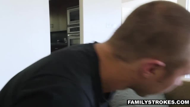 Латинка пришла к подруге заняться анальным сексом с её мужем